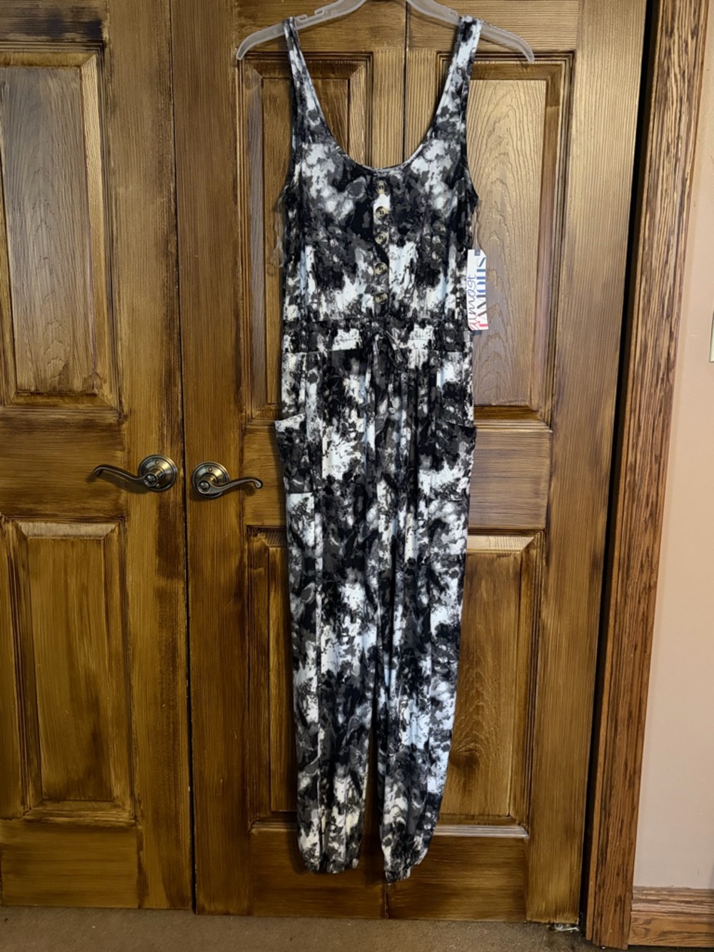 Almost Famous Black & White Tie-Dye Sleeveless Jumpsuit Cozy Soft Size Large - Picture 2 of 9